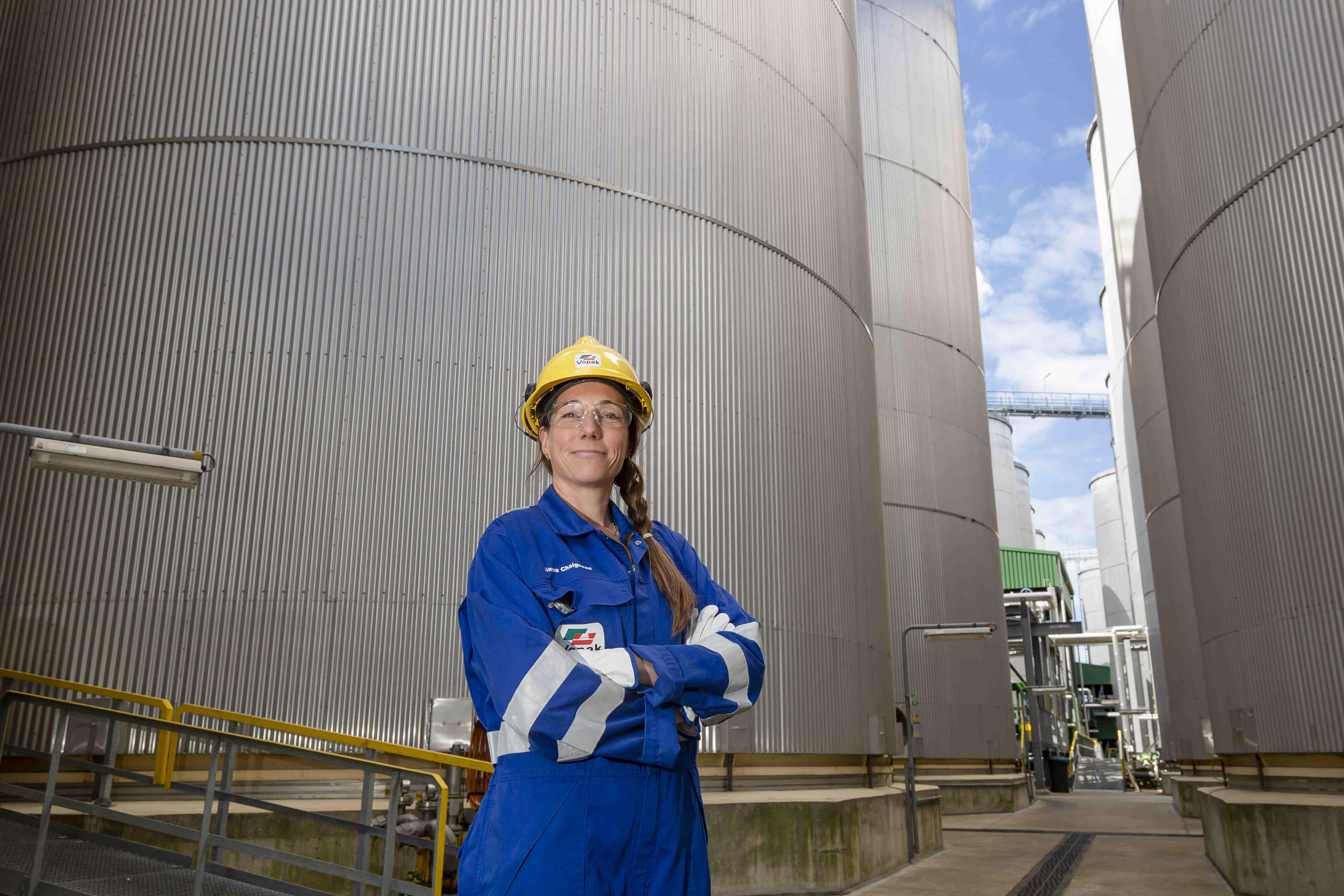 vrouw aan het werk in een fabriek